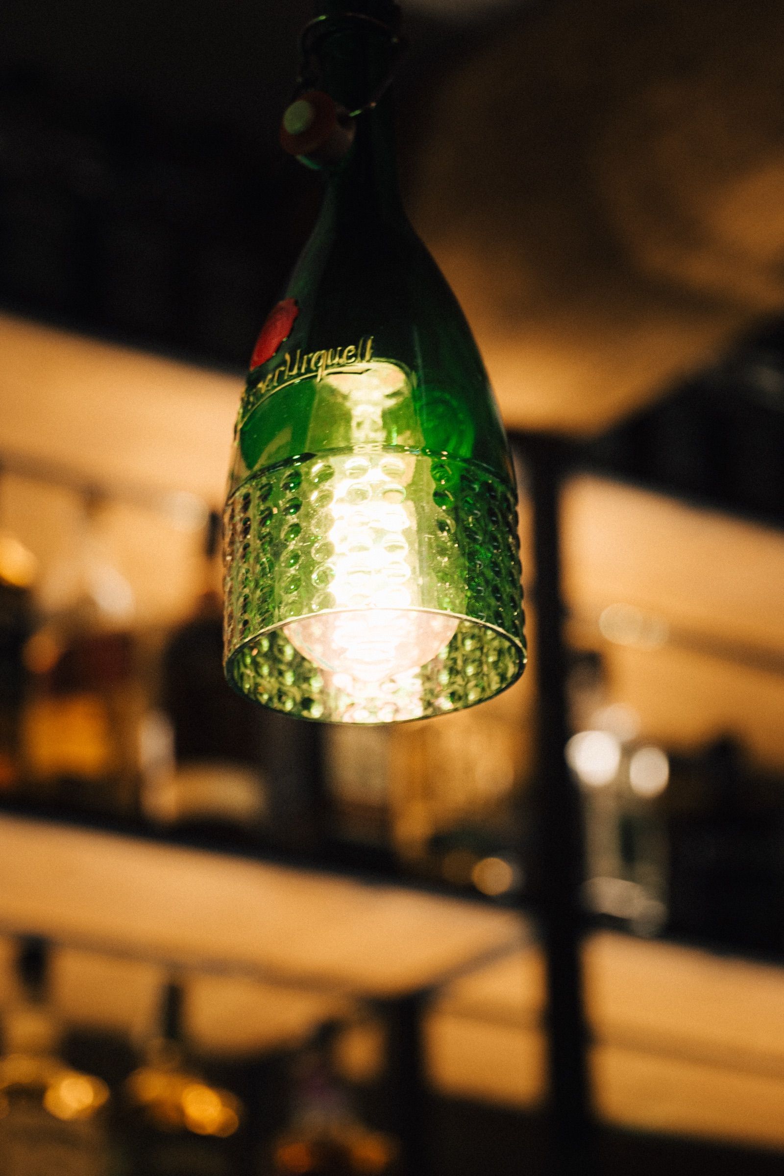 Zelená skleněná lampa nad barem