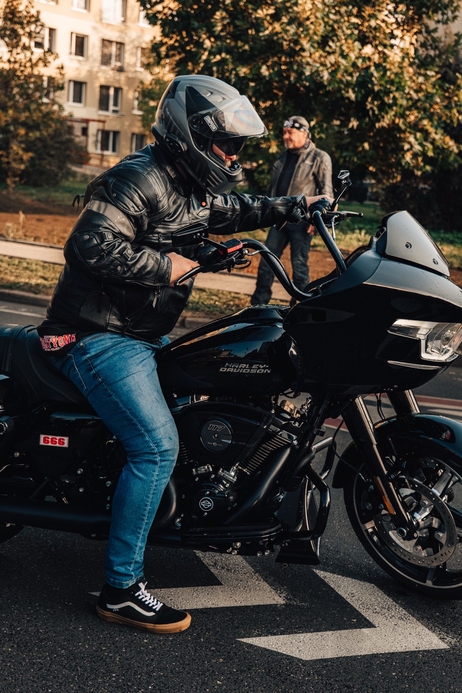 Motorkář v přilbě na motorce