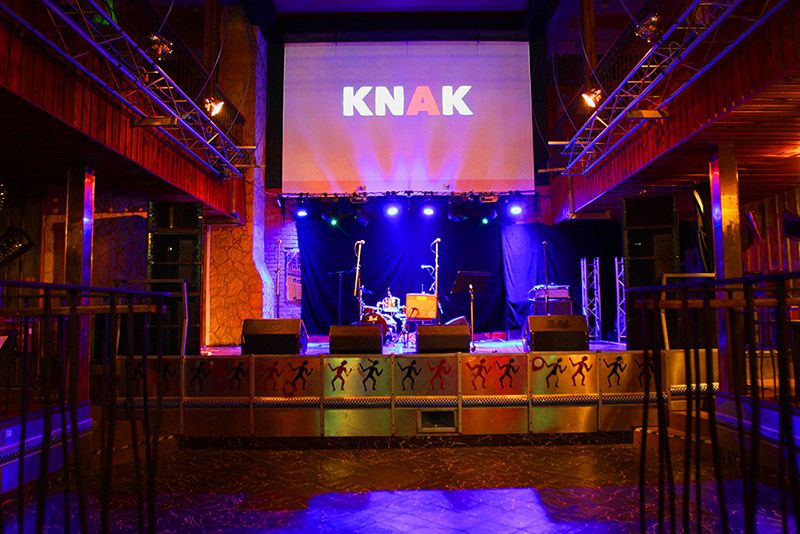 Pódium KNAK Music Clubu s nasvícenou scénou