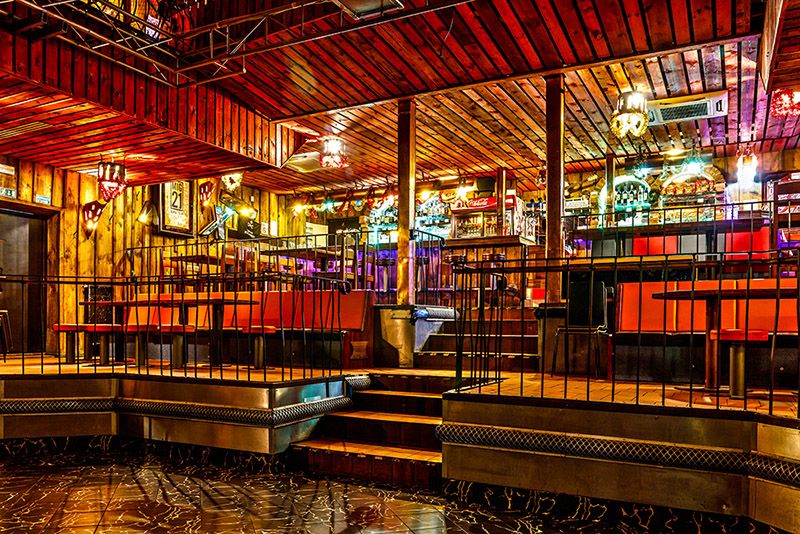 Sál KNAK Music Clubu s ochozem a barem