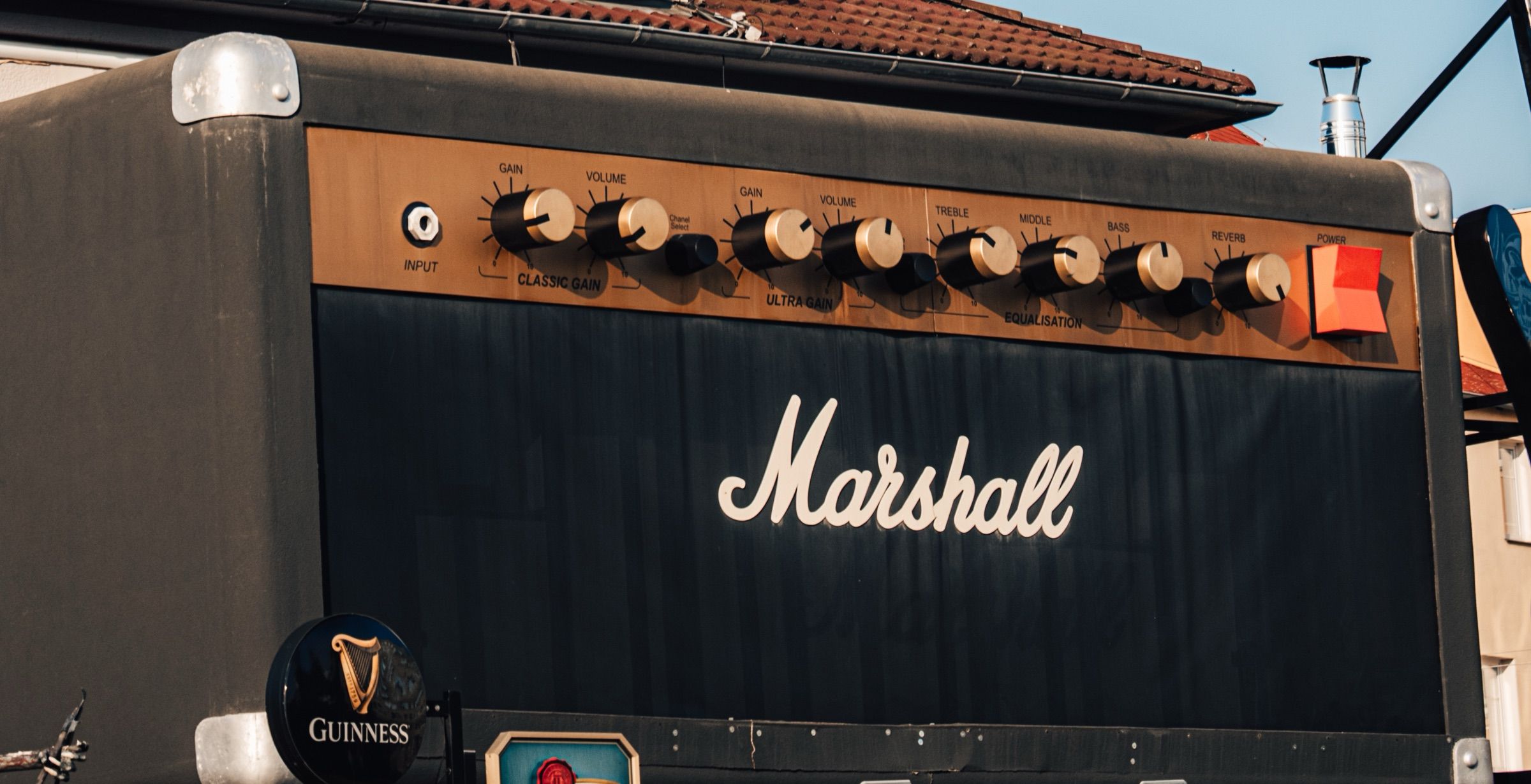 Obří zesilovač Marshall na střeše KNAKu