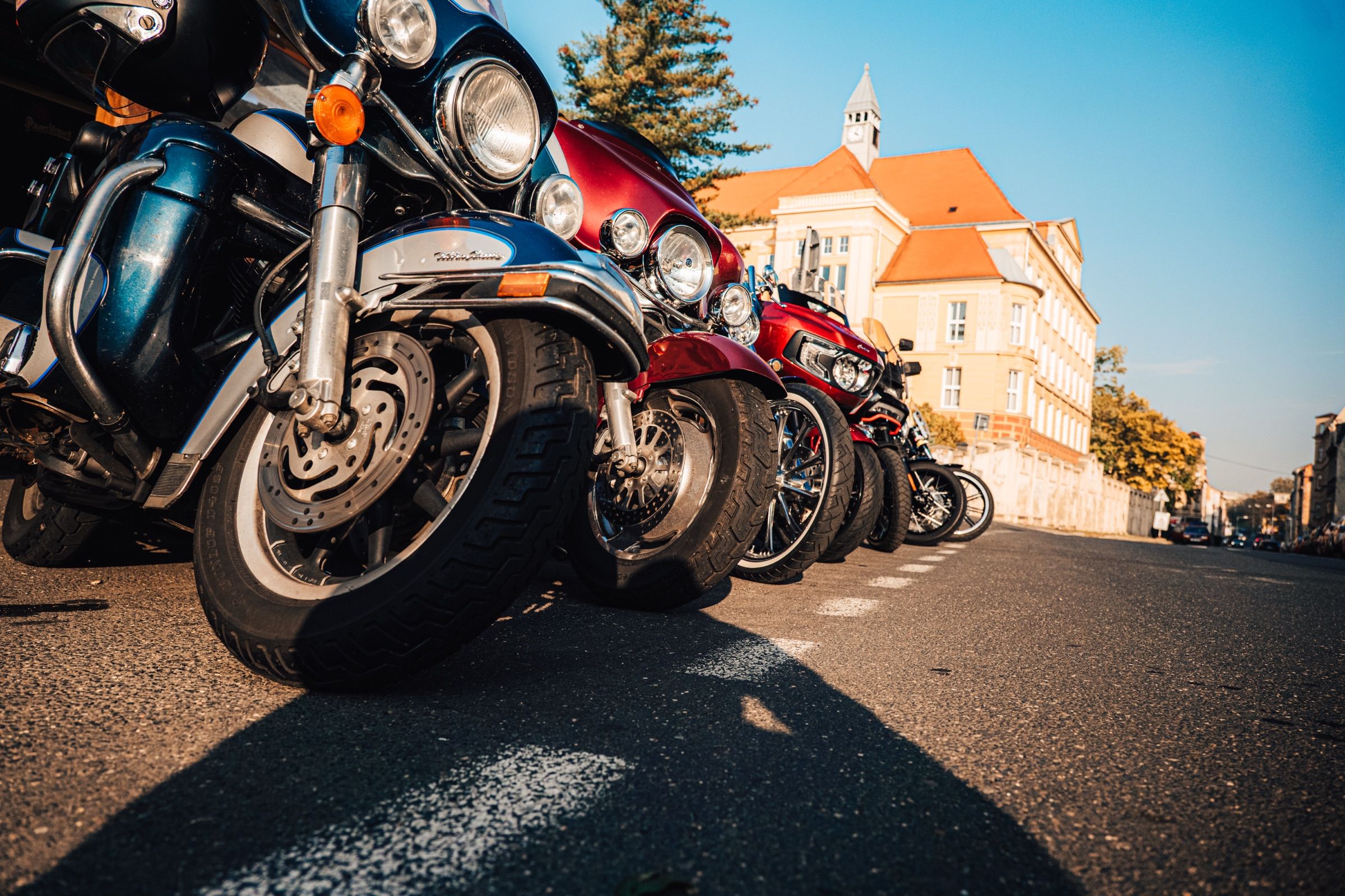 Řada motorek na ulici před KNAKem